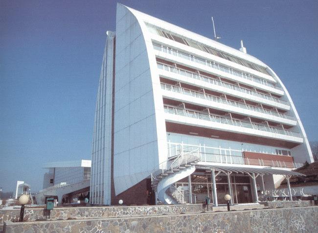 4. Centrul Sidney 2000 al Comitetului Olimpic Român a fost construit în 1996-1997 în comuna Ciolpani - sat Izvorani.