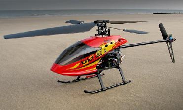 Pirmasis skrydis su sraigtasparnio modeliu Instruktorius paruošia sraigtasparnį skrydžiui, padeda jį į paruoštą skraidymo aikštelę. EP dalyviai stebi skrydžius saugiu atstumu nuo pakilimo aikštelės.