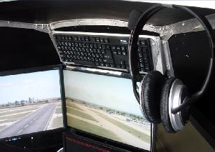 Iimititatoriaus valdymas vykdomas klaviatūra, kuri yra integruota virš vaizdo monitorių. Pagrindiniai orlaivio valdymo prietaisai integruoti centre tai vairolazdė.