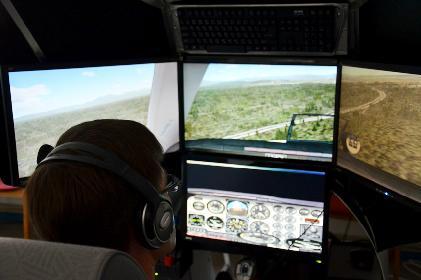 Gavęs instruktoriaus leidimą EP virtualus pilotas užveda orlaivio variklį (ar variklius), bando pakelti orlaivį į orą: įsibėgėja pakilimo taku, atsiplėšia nuo žemės, kyla į saugų aukštį ir skrenda