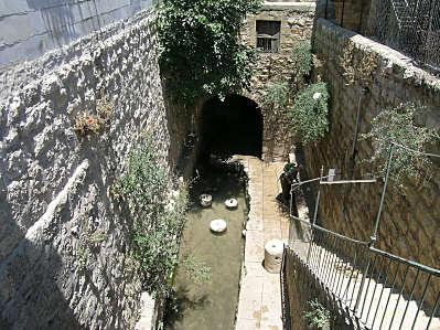 Pool of Siloam today loam, Interpreter s Dictionary of the Bible, ipreach) provides this description: A pool in Jerusalem, mentioned in connection with the healing by Jesus of a man born blind (John