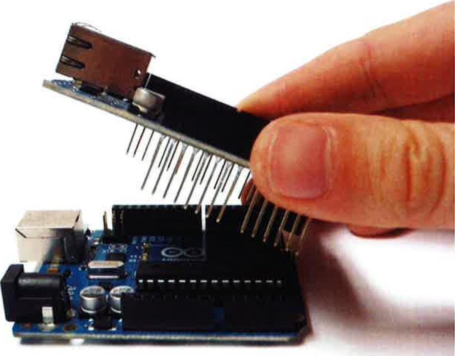 Slika 7: Združitev razvojne ploščice Arduino in modulom Ethernet Shield Nato pa za program, ki
