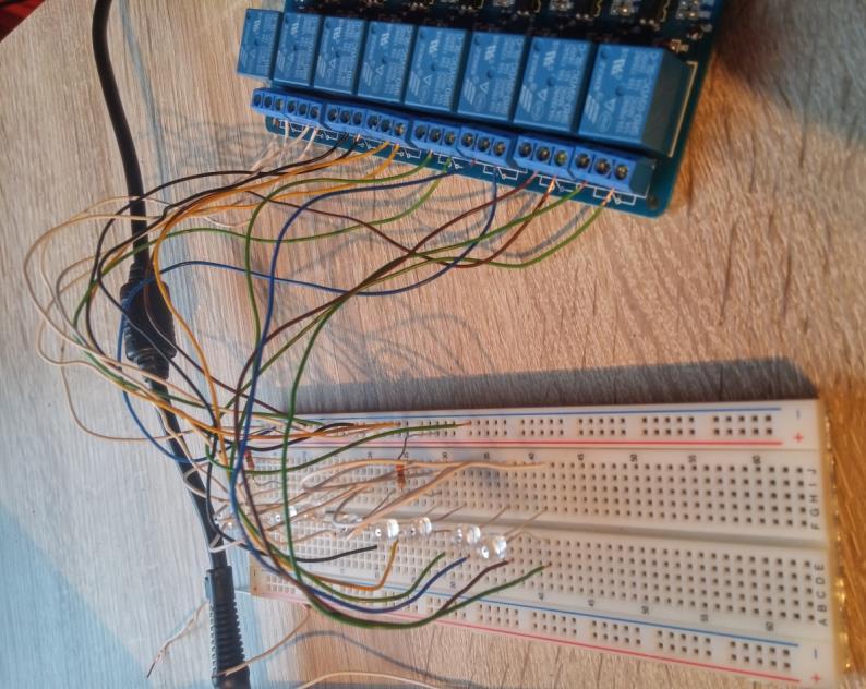 Slika 11:Praktična priključitev relejev in porabnikov (led diod) Naprava potrebuje za svoje delovanje ukaze, ki bodo povezali med sabo vse elemente Arduino UNO, Ethernet Shield in relejski modul.