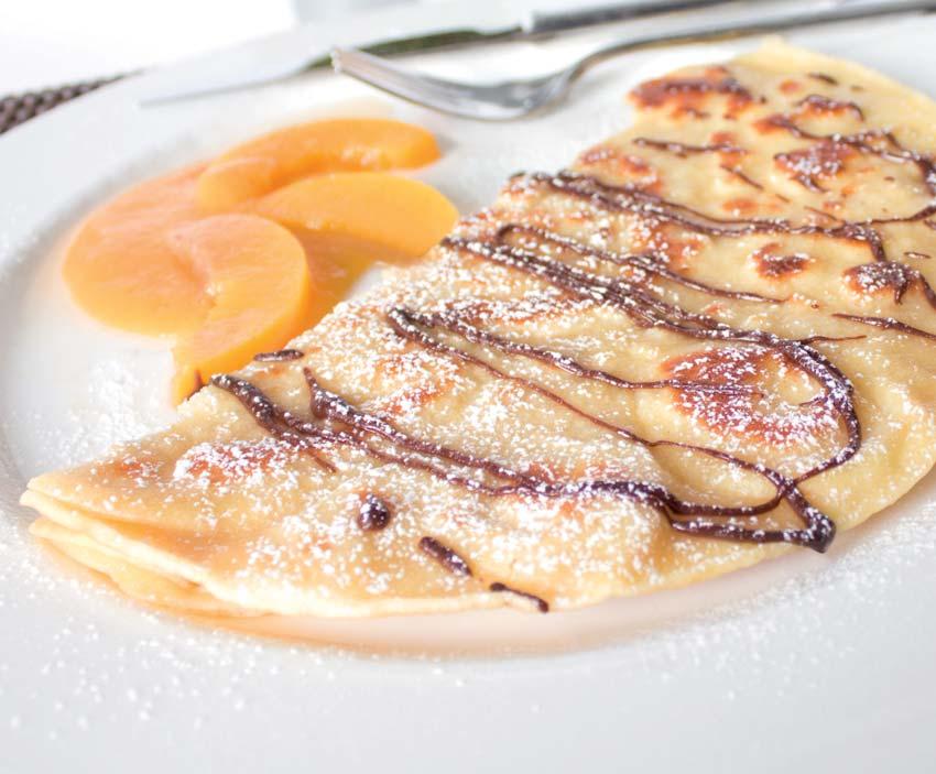 Traditionelle Pfannkuchen Zutaten: 2-3 Eier 375 ml Milch 1 Prise Salz 250 g Mehl Fett zum Backen Zubereitung: Mischen Sie die Eier, die Milch und das Salz mit dem Schlagbesen.