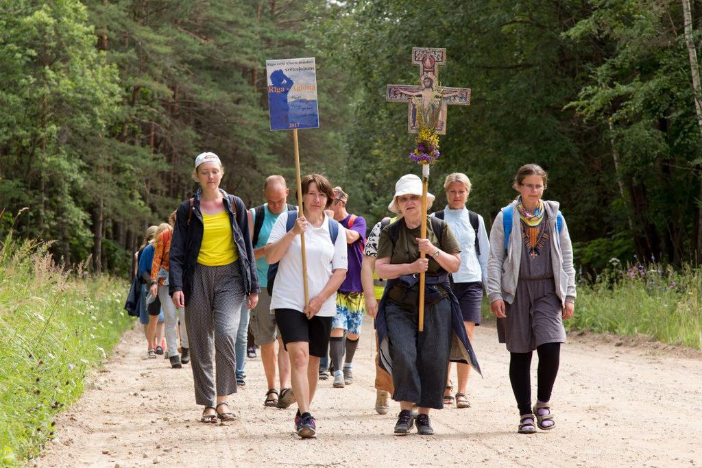 7. augusts Svētceļojuma 3. diena: Pasiene - Istra Un vēl viens svētce ojuma elements nogurums. Pēdējos 4 kilometrus es negāju, bet braucu ar maš nu kā pasažieris.