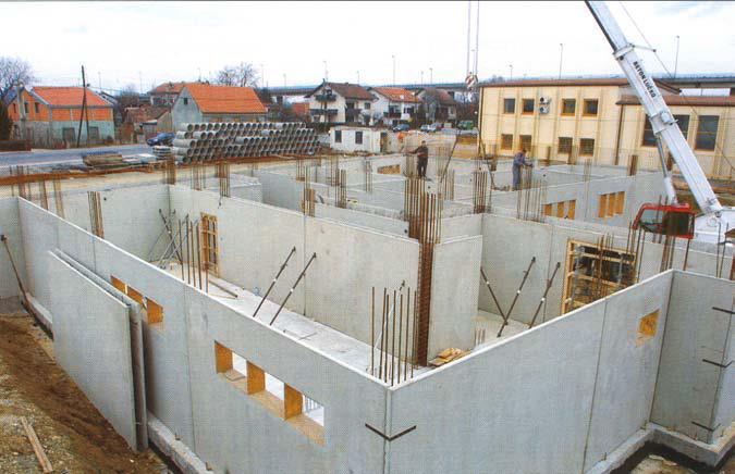 PREFABRICIRANI SUSTAVI Sustavi montažnih zidova mogu biti: - od armiranog betona kada se na vanjskim zidovima dodaje toplinska