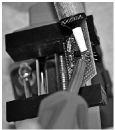 Večinoma spet pomaga odspajkalna črpalka. Z njo lahko odstranite večino grud spajke med dvema spajkanima očesoma ali dvema priključkoma IC-ja ali tranzistorja.