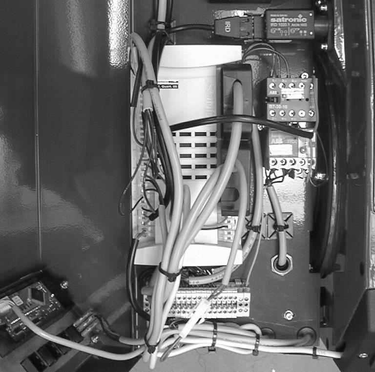 Kattepaneel 1 Vt 8. lülitusskeemi B Juhtseadmele ligipääsemiseks tuleb kattepaneel maha võtta ning viia teeninduspositsiooni. Selleks keerata kinnituskruvid (1) välja ja pöörata katet vasakule.