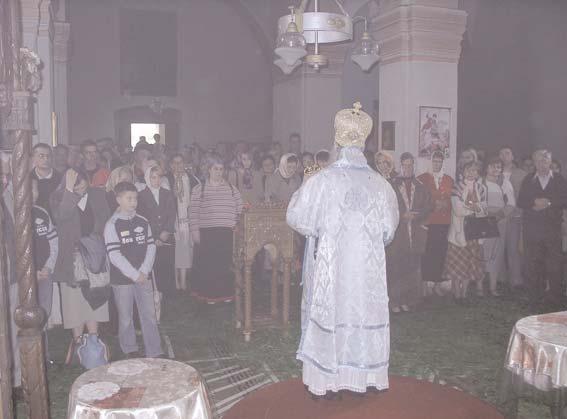 7 sveêe i kitili su skiniju sa zelenilom, sa zelenim granëicama.