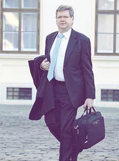Pregovori za javni sektor MINISTAR RADA MIRANDO MRSI POTVRDIO: Regres i jubilarne nagrade bit Êe isplaêeni joπ samo ovu godinu MRSI : Regresi su nekima isplaêeni pa ne bi bilo pravedno da je isto