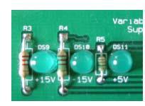 4. Proveriti da li je kolo dobro povezano. Pozvati dežurnog asistenta. Uključiti napajanje protoborda (Prototyping Power Board). Upaliće se tri LED indikatora (+15V, -15V, +5V), Sl. 7. 5.