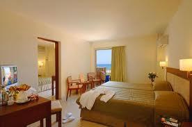 Localizare: Hotelul este situat în statiunea Anissaras, pe plaja.
