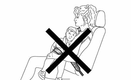 BEZPEČNOST 133 Každý bezpečnostný pás smie používať iba jedna osoba: neprevážajte deti na kolenách s použitím bezpečnostných pásov na ochranu oboch pasažierov obr. 7.