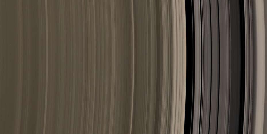 Ιανός Επιμηθέας Διαίρεση Cassini Χάσμα Ένκε (Πάνας) Καλλιτεχνική αναπαράσταση των κύριων δακτυλίων του Κρόνου, καθώς και ορισμένων από τους παγωμένους δορυφόρους του (φωτογρ. NASA/JPL).