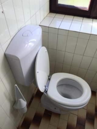 V sanitarijah so nameščene klasične dvoročne sanitarne armature.