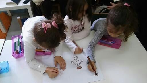 μεταμφιεστούν και να χρησιμοποιήσουν τη φαντασία τους, με βάση τις φιγούρες του φυλλαδίου και της ταινίας κινουμένων σχεδίων. 3.10.1 Δουλεύοντας με την ταινία κινουμένων σχεδίων 1.