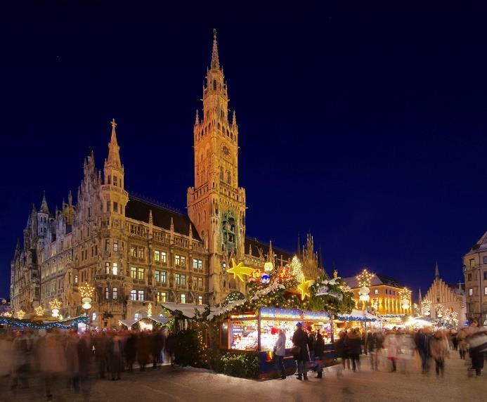 Θα δούμε την Κεντρική Πλατεία, το Δημαρχείο, τον Καθεδρικό Ναό και γύρω τους η μεγάλη Χριστουγεννιάτικη αγορά (Nürnberg Christkindlesmarkt).