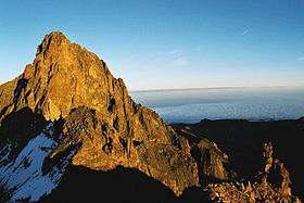 ΟΡΟΣ ΚΕΝΥΑ Στη διαδρομή, μας δίνεται η ευκαιρία να θαυμάσουμε το δεύτερο σε ύψος βουνό της Αφρικανικής ηπείρου, το μεγαλοπρεπές όρος Κένυα (ένα παλιό ηφαίστειο με υψηλότερη κορυφή στα 5.199 μ.