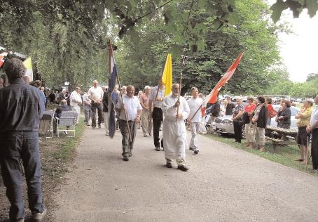 I ove godine prisjetili smo se godißnjice blagoslova naße crkve i posvete oltara. Svetu Misu predvodio je Fr. Ivica Reparinac, Ωupnik u koncelebraciji Fr. Josipa Priselaca kapelana.