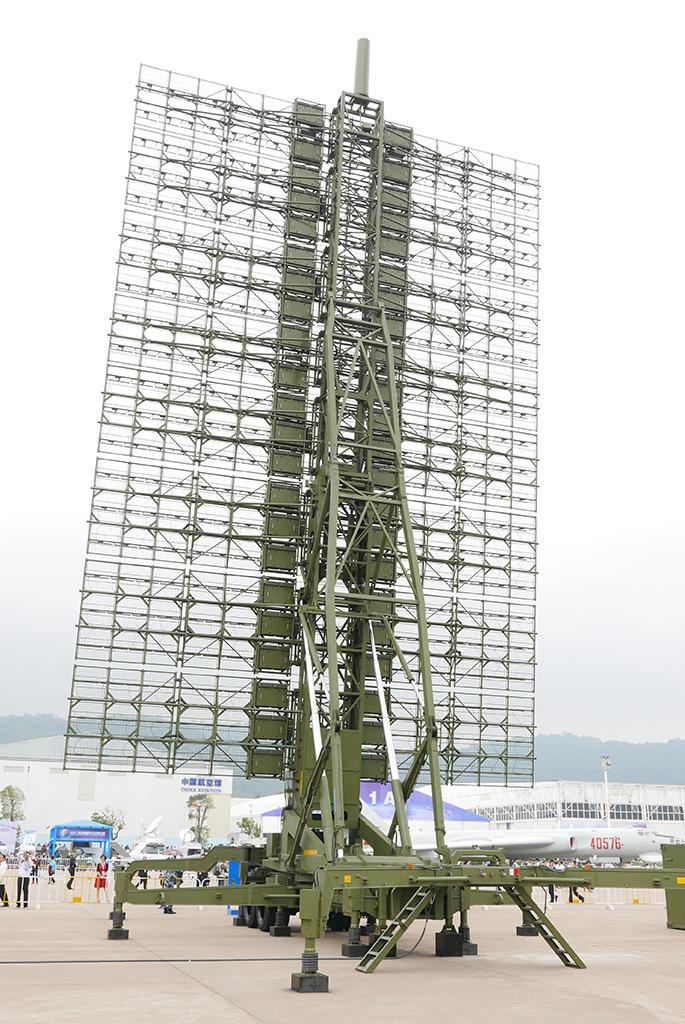 Εικόνα 4: Το ραντάρ CETC JY-27A Skywatch-V, το πρώτο κινεζικό ραντάρ VHF AESA, στην έκθεση αεροναυτικού υλικού Zhuhai στην Κίνα, το Νοέμβριο 2014 (http://aviationweek.