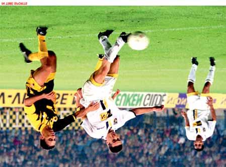 Ο Νίκος Κωστένογλου μαρκάρει τον συμπαίκτη του στην Εθνική Ελλάδας και αστέρι της Φίτεσε, Νίκο Μαχλά 1998-99, UEFA Cup: SBV VITESSE AEK FC 3-0 & 3-3 H AEK αποφεύγει τον διασυρμό από την Φερεντσβάρος