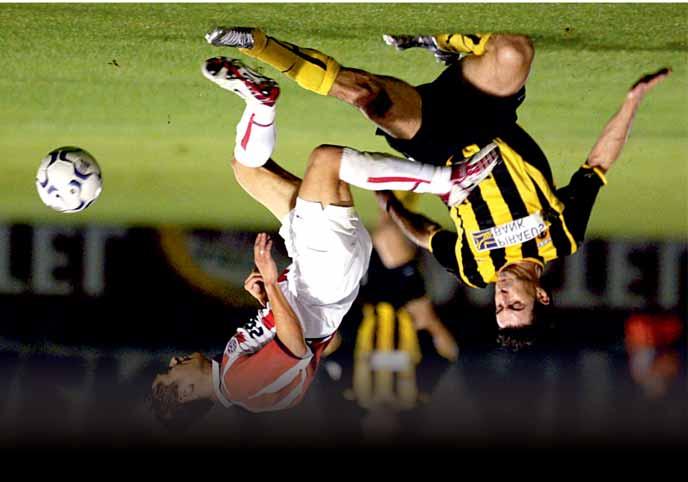Ο Νίκος Λυμπερόπουλος ταλαιπώρησε τους αμυντικούς της Αϊντχόφεν αλλά δεν κατάφερε να σκοράρει 2003-04, Champions League: AEK FC PSV EINDHOVEN 0-1 & 0-2 Η πολυδιαφημισμένη «ντριμ-τιμ» του καλοκαιριού
