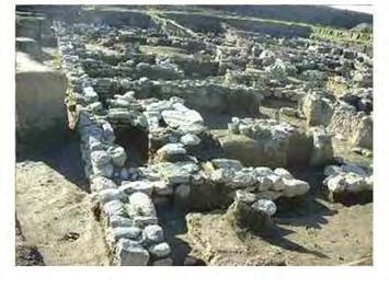 122 Αποκαλύφθηκε τμήμα ελληνιστικής αγροικίας (Εικ. 4.12) στην οποία βρέθηκαν τρία αποθηκευτικά πιθάρια καθώς και ένα ρωμαϊκό νεκροταφείο στην ίδια θέση.