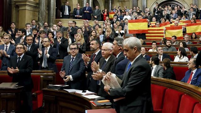 3. ΠΟΛΙΤΙΚΗ ΤΗΣ ΧΩΡΑΣ Η πολιτική της Ισπανίας λαμβάνει χώρα στο πλαίσιο που θεσπίστηκε με το Σύνταγμα του 1978.