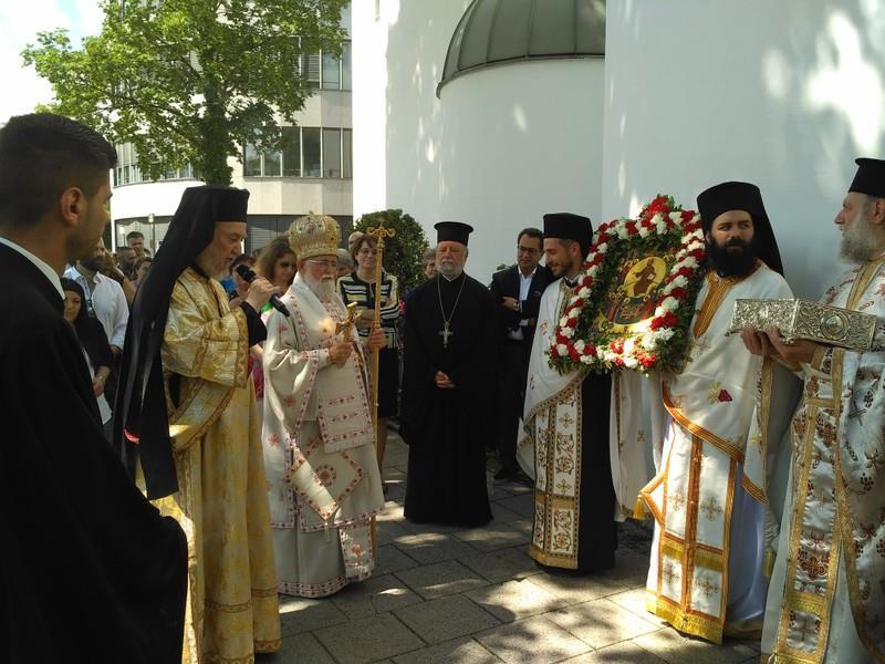 Μετά τη Θεία Λειτουργία έλαβε χώρα λιτάνευση της ιεράς εικόνος των Αγίων Πάντων πέριξ του Ναού, προεξάρχοντος του Θεοφ.