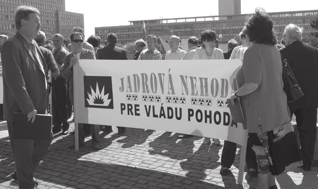18 MADUNICKÉ OZVENY Verejný protest proti mareniu úsilia samosprávy Z rozhodnutia Rady ZMO, región Jadrových elektrární Jaslovské Bohunice, uskutočnilo sa 30.