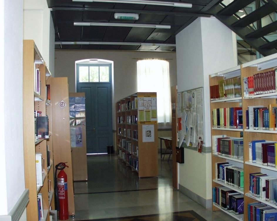 10 Παράλληλοι Θεσμοί 10.1 Βιβλιοθήκη Η Βιβλιοθήκη της Σχολής Θετικών Επιστημών στεγάζεται σε αναπαλαιωμένο νεοκλασικό κτήριο του 1903, το «Χατζηγιάννειο Παρθεναγωγείο».