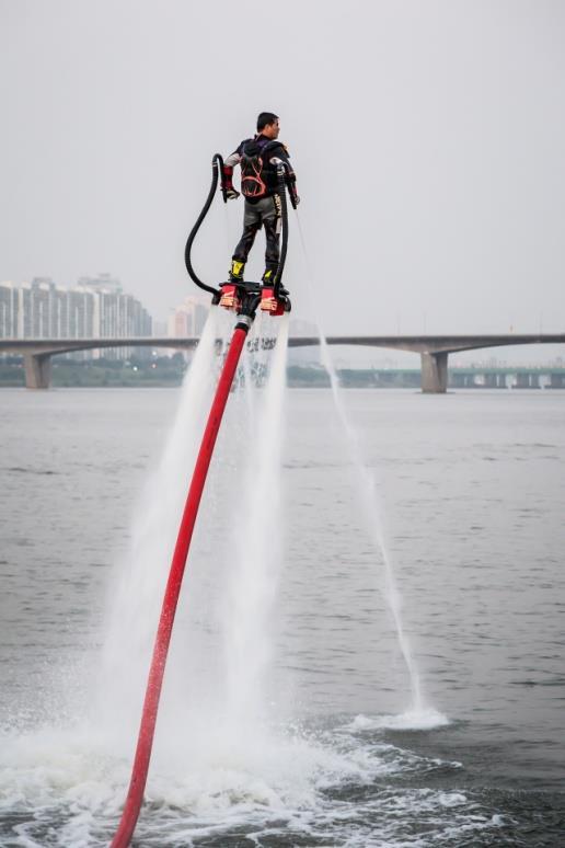 Εικόνα 6:Πάνω: τζετ σκι Κάτω: Jet fly board (αεριωθούμενη ιπτάμενη σανίδα) -Ο σκοπός αυτών των δραστηριοτήτων είναι να εισάγουν τους μαθητές στον Τρίτο Νόμο Κίνησης του Νεύτωνα. 10.