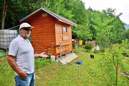 6 Varínčan Ako nás včely liečia Keď v roku 2014 postavil vlastný apidomček, bol jeden z prvých na Slovensku.