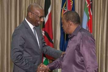 Η Α.Ε. ο Πρόεδρος της Κένυας, κος Uhuru Kenyatta, και το μέλος της Εκτελεστικής Επιτροπής της Total, κος Momar Nguer. Η συμφωνία υπεγράφη μεταξύ της Α.Ε. του Προέδρου, κυρίου Uhuru Kenyatta, και του μέλους της Εκτελεστικής Επιτροπής της Total, κυρίου Momar Nguer.