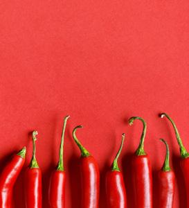 Οι καυτερές πιπεριές πλούσιες σε καψαϊκίνη, πέρα απο την πικάντικη γεύση στο φαγητό δίνουν στον ανθρώπινο οργανισμό τις ακόλουθες ενεργειακές ιδιότητες: