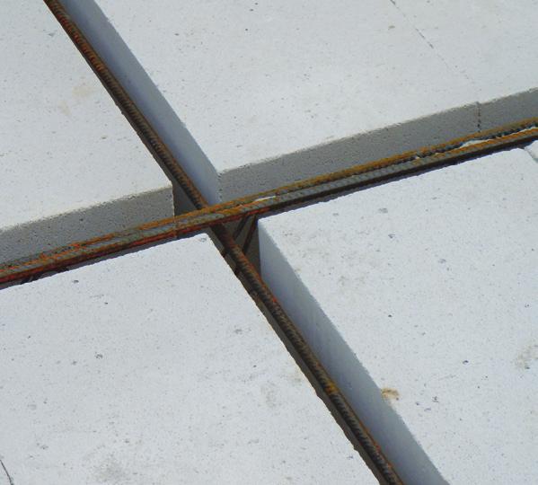 Vgradnja betona v rebra Vgradimo beton (kvalitete C25/30, frakcije 0-4 mm) primerne konsistence, da se že sam razlije med armaturo.