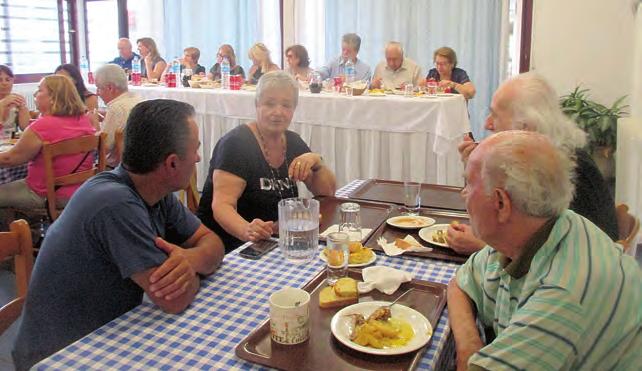 φροντίζουν πάντα με την παρουσία τους να δημιουργούν μια ατμόσφαιρα χαράς, γιορτής και αισιοδοξίας, που απολαμβάνουν ιδιαίτερα οι περιθαλπόμενοι.