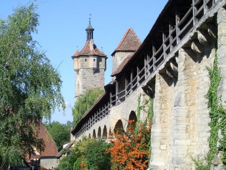 Προορισμός μας είναι η μεσαιωνική πόλη του Ρότενμπουργκ (Rothenburg ob der Tauber), στην περιοχή της Φρανκονίας, αναπόσπαστο κομμάτι του Ρομαντικού Δρόμου, Στο Ρότενμπουργκ θα δούμε λοιπόν την