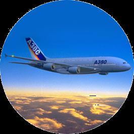 Ο πάνω όροφος του A380 εκτείνεται σε όλο το μήκος της ατράκτου, με πλάτος που αντιστοιχεί σε αεροσκάφος ευρείας ατράκτου.