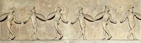 Μαρμάρινο ανάγλυφο με χορό πολεμιστών, Ρωμαϊκό αντίγραφο, (Ρώμη, Μουσείο Βατικανού). τη μια τις αμυντικές κινήσεις και από την άλλη τις επιθετικές (Πλάτωνος, Νόμοι, 2.654 α 7-815 α -b).