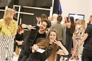 H Χριστίνα Περάκη και η Κλειώ Δράκου, σπουδάστριες μόδας του ΙΕΚ ΑΚΜΗ, είχαν την ευκαιρία να βρεθούν ως dressers στο show των αγαπημένων