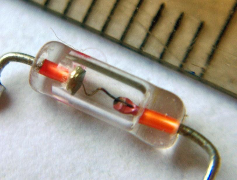 Elektroonikakomponent - diood Mittelineaarne kaksklemm Tekib erinevate omadustega materjalide kokkupuutes Tavaline