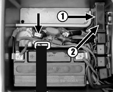 ΑΛΛΑΓΗ ΑΣΦΑΛΕΙΑΣ. Η θήκη της ασφάλειας βρίσκεται στο κουτί της μπαταρίας. 2. Εάν καεί ή ασφάλεια, κλείστε τον κεντρικό διακόπτη και αντικαταστήστε την με άλλη ίδιας έντασης.