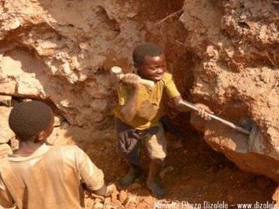 Σύμφωνα με υπολογισμούς, στα ορυχεία εργάζονται περίπου ένα εκατομμύριο παιδιά και έφηβοι.