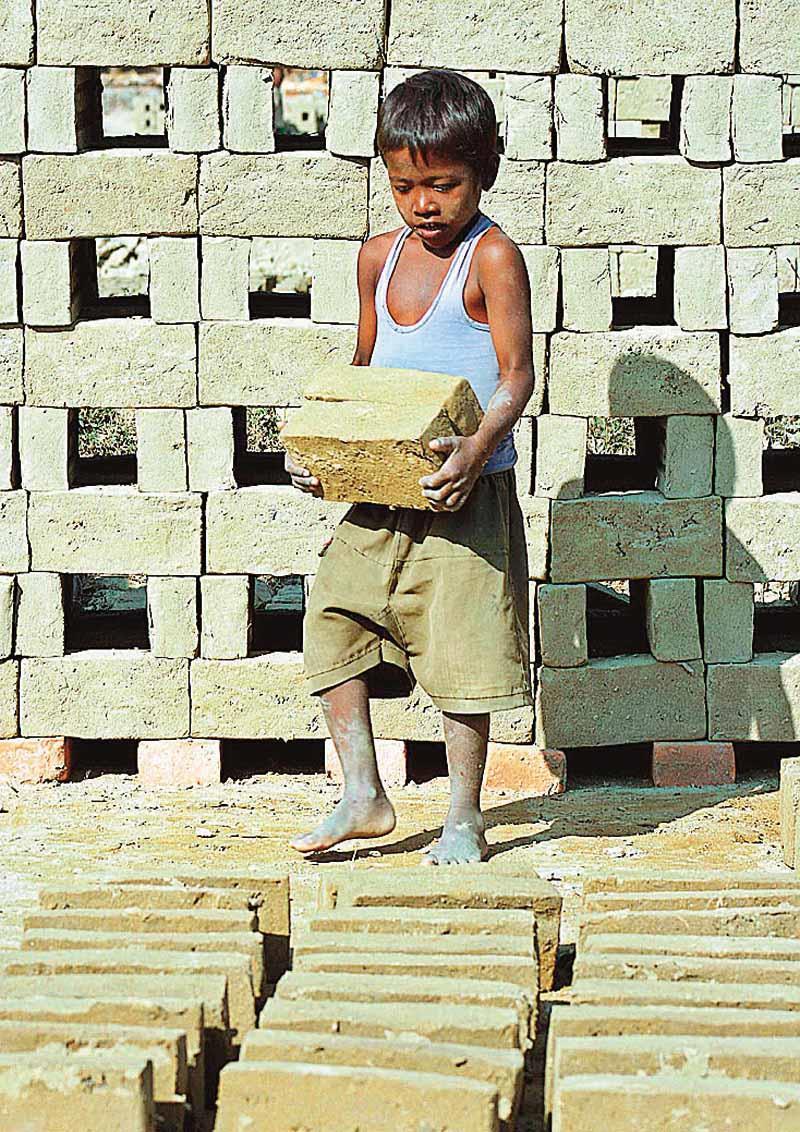 των 13 ετών. Στην Ισπανία η παιδική εργασία αφορά 200.000 άτομα.