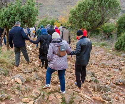 Nažalost, prečesto zaboravimo da za osjetiti tu toplinu nisu važni vanjski ukrasi nego to da je Bog u središtu odnosa koji nas vežu, kako nam to pokazuje Sveta Obitelj koja nije imala puno toga oko