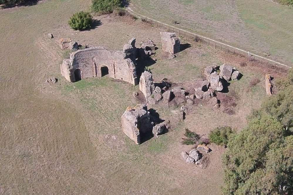 Οι βόρειες θέρμες ( φωτ. ΕΦΑ Πρέβεζας). του εχθρού και ψηλότερα τοποθετήθηκε η αναθηματική επιγραφή του μνημείου.