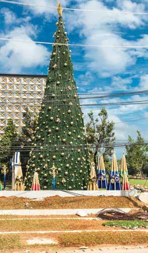 Vianočný stromček v Thajsku patriarcha. Takto si obaja prejavujú vzájomný rešpekt. V Maroku je tiež hlavným náboženstvom islam, no stretávajú sa tu moslimovia, kresťania i židia.