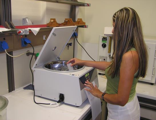 000. Ο κύριος εργαστηριακός εξοπλισμός, που υπάγεται στα Εργαστήρια του Τομέα Ορυκτών Πρώτων Υλών, περιλαμβάνει τα πιο κάτω όργανα και συσκευές: 1.