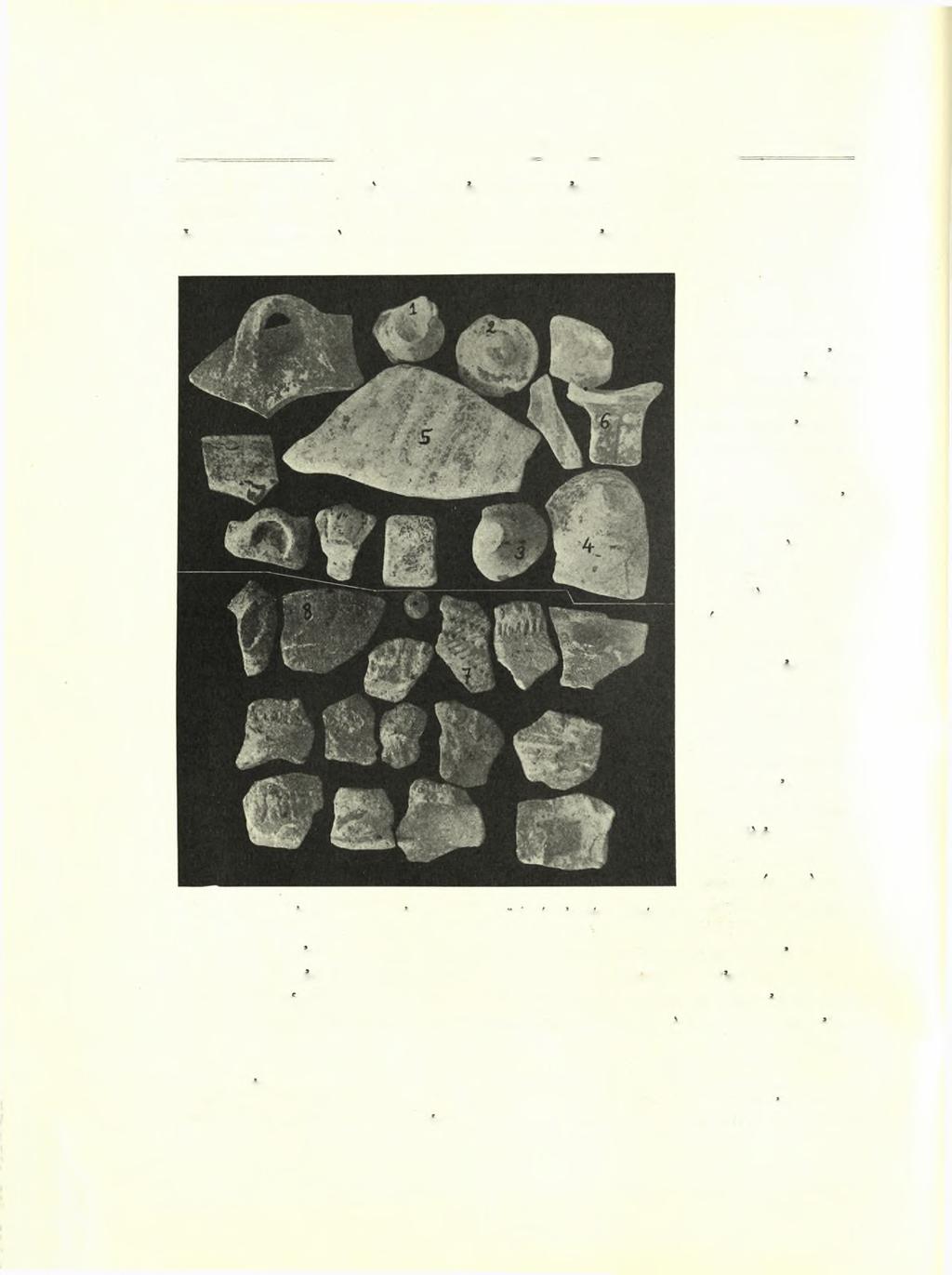 16 Σπυρίδωνος Ν. Μαρινάτου ΑΕ 1932 δεκάδας, (είκ. 18, ι-4) και σύγκεινται εκ τοϋ αύτοϋ ακριβώς λευκοϋ ή ύποπρασίνου πηλού. "Εν μόνον τεμάχιον (άρ. 5) φέρει ίχνη γραπτής διακοσμήσεως (ζώνης).